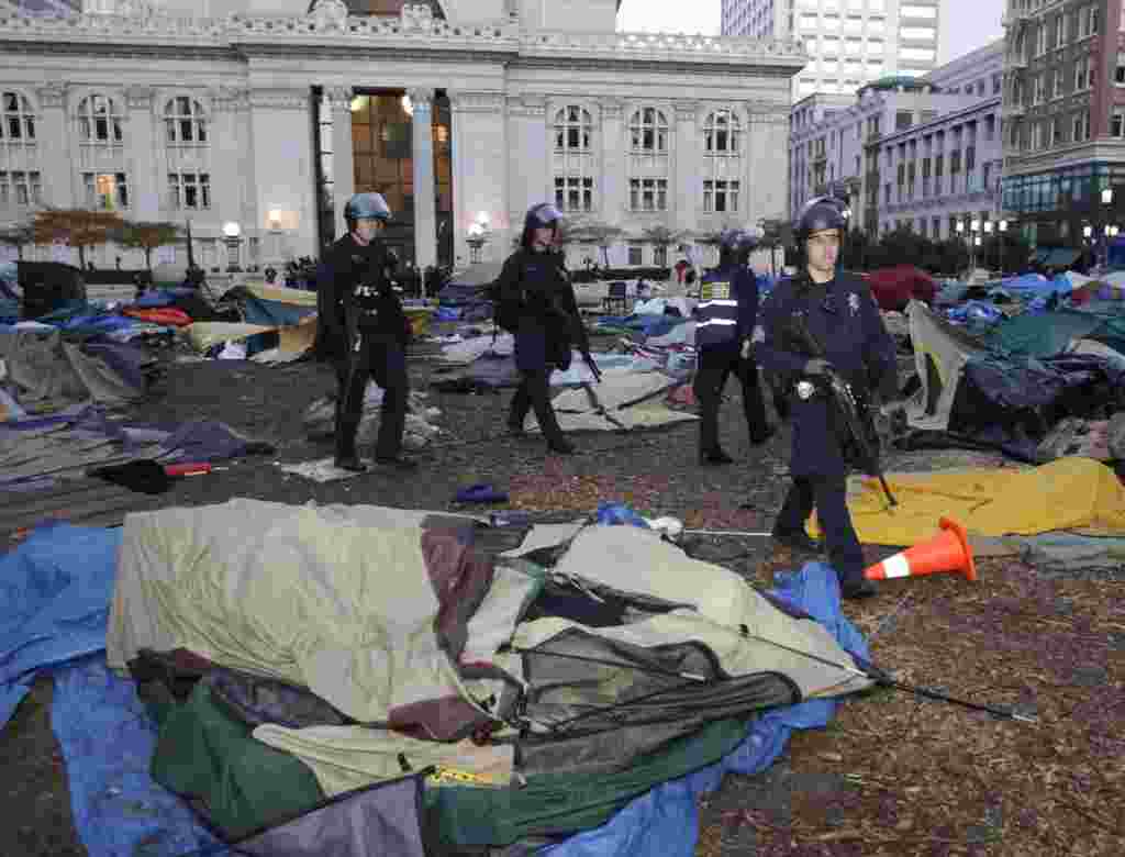 La policía de Oakland comenzó a despejar un campamento del movimiento Ocupar Wall Street, el 14 de noviembre.