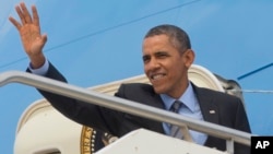 US President Barack Obama waves on his departure on Air Force One at Fiumicino Airport, March 28, 2014 in Rome.