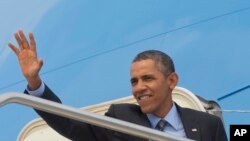 3月28日，美国总统奥巴马在乘坐空军一号前往沙特阿拉伯之前，在罗马向送别的人群挥手