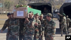 Keşmir sınırında öldürülen Hintli askerin cenazesini taşıyan silah arkadaşları