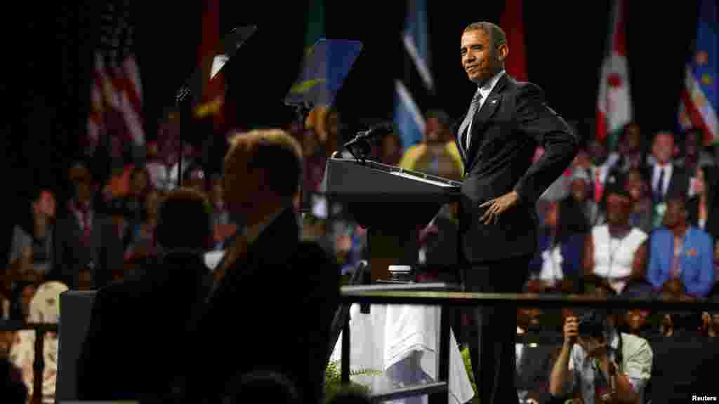 Le président américain Barack Obama répond à la question d&#39;une jeune femme lors de cette session 2015 de YALI, Washington, 3 août 2015.