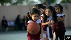 Anak-anak perempuan di Saudi bermain bola basket di klub olahraga privat di Jeddah, Arab Saudi. (AP/Hasan Jamali)