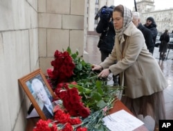 Ljudi odaju poslednju poštu polažući cveće pored portreta ruskog ambasadora u Ujedinjenim nacijama, Vitalija Čurkina, ispred Ministarstva spoljnih poslova u Moskvi, Rusija, 21. Febraura 2017.
