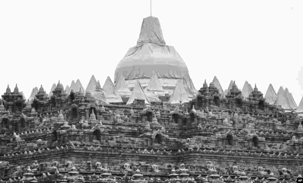 بخشی از معبد بوروبودور با پلاستیک پوشیده شده - ۱۴ فوریه ۲۰۱۴