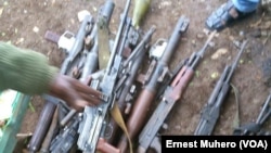 Les armes ont été saisies, au Sud-Kivu, RDC, le 5 novembre 2017. (VOA/Ernest Muhero)