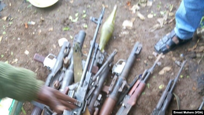 Les armes ont été saisies, au Sud-Kivu, RDC, le 5 novembre 2017. (VOA/Ernest Muhero)