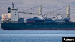 Грузовое судно под флагом Соединенных Штатов с двумя катерами Береговой охраны США проходит через Босфор в Черное море. 20 ноября 2021 г. 