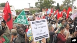Các nhà hoạt động biểu tình bên ngoài trung tâm tạm giam Villawood ở Sydney.