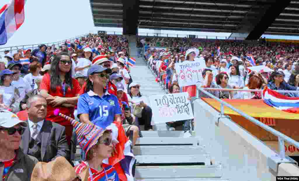 Thai Football fans in Ottawa