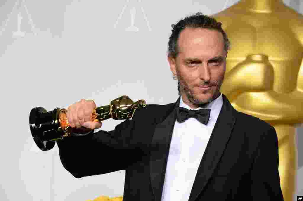 Emmanuel Lubezki poses in the press room with the award for best cinematographer of the year for "Gravity" during the Oscars.