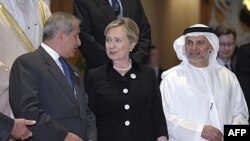 Američka državna sekretarka Hilari Klinton sa jordanskim ministrom inostranih poslova Naserom Džudeom (levo) i državnim ministrom Ujedinjenih Arapskih Emirata, Anvarom Gargašom.