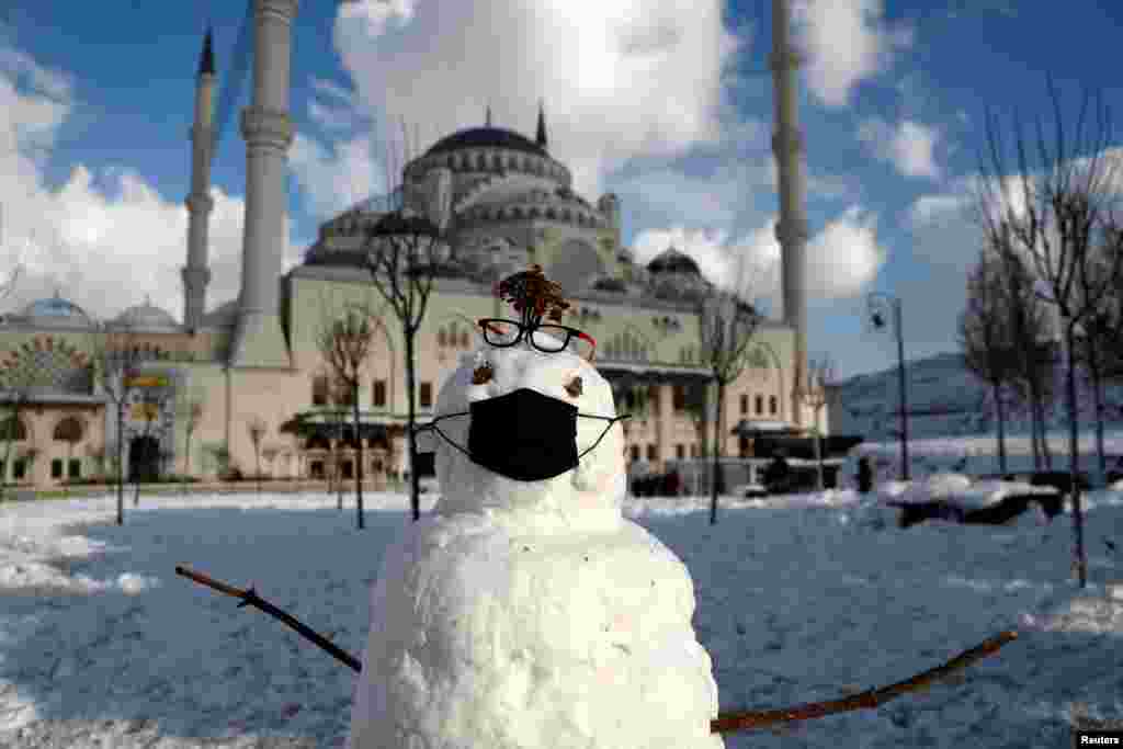 جمیلیہ مسجد کے باہر لوگوں نے سنو مین بنا رکھا ہے۔ ترکی میں برف باری کے باعث درجہ حرارت نقطۂ انجماد سے بھی نیچے چلا گیا تھا۔&nbsp; &nbsp;