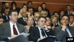 Sa leva na desno - guverner Narodne banke Srbije Dejan Šoškić, predsednik Privredne komore Srbije Miloš Bugarin i predsednik Upravnog odbora Sosijete ženeral banke u Srbiji Goran Pitić na otvaranju konferencije o konkurentnosti, 4. april 2011.