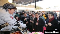 Pembelot Korea Utara membuka truk makanan di Korea Selatan.