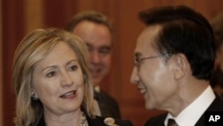 South Korean President Lee Myung-bak, right, talks with U.S. Secretary of State Hillary Rodham Clinton during their meeting at presidential house in Seoul, South Korea, April 17, 2011