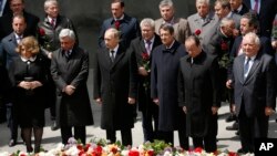 24일 아르메니아에서 제1차 세계대전 중 발생한 대학살 100주년 추모행사가 열렸다. 블라디미르 푸틴 러시아 대통령과 프랑수아 올랑드 프랑스 대통령도 참석했다.