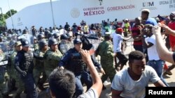 Imigran ki sòti Ayiti e sou kontinan afriken an ki t ap pwoteste tou prè sant detansyon Siglo XXI nan vil Tapachula, nan Peyi Meksik. (Foto REUTERS/Jose Torres, 27 out 2019). 