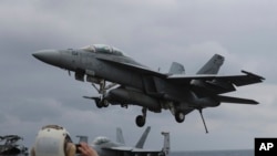 Ndege ya kijeshi ya Marekani Super Hornet ikikaribia kutua kwenye manowari ya USS Carl Vinson wakati wa mazoezi ya kijeshi kati ya Marekani na Korea Kusini Mach 14, 2017.