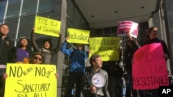 Demonstran berunjuk rasa di luar gedung pengadilan, 14 April 2017, di mana Hakim Pengadilan Negeri A.S. William Orrick memutuskan sebuah tuntutan hukum yang menantang perintah eksekutif Presiden Donald Trump untuk menahan dana dari kota-kota perlindungan.