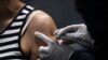 Una mujer recibe una dosis de la vacuna contra la enfermedad por coronavirus de Pfizer/BioNTech, en el Movistar Arena de Bogotá, el 16 de junio de 2021.