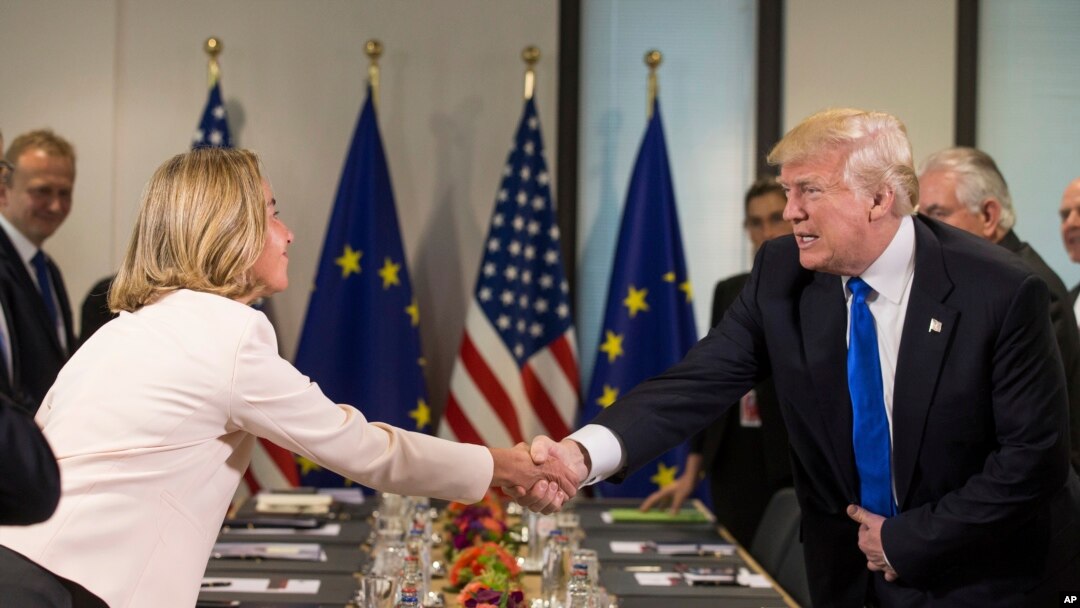 Predsednik Tramp rukuje se sa evropskom predstavnicom Federikom Mogerini tokom NATO samita u Belgiji, 25. maja 2017.