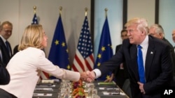 Predsednik Tramp rukuje se sa evropskom predstavnicom Federikom Mogerini tokom NATO samita u Belgiji, 25. maja 2017.