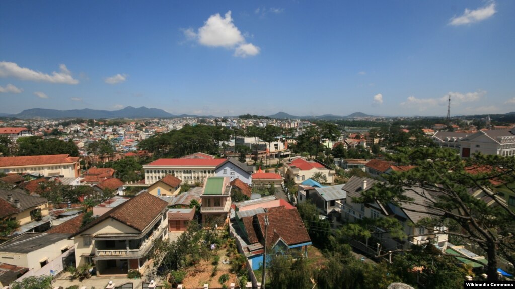 Quang cảnh Đà Lạt với những dãy núi phía xa bao bọc khu vực trung tâm thành phố.