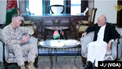 美國參謀長聯席會議主席鄧福德將軍(左)與阿富汗總統(右)資料照。