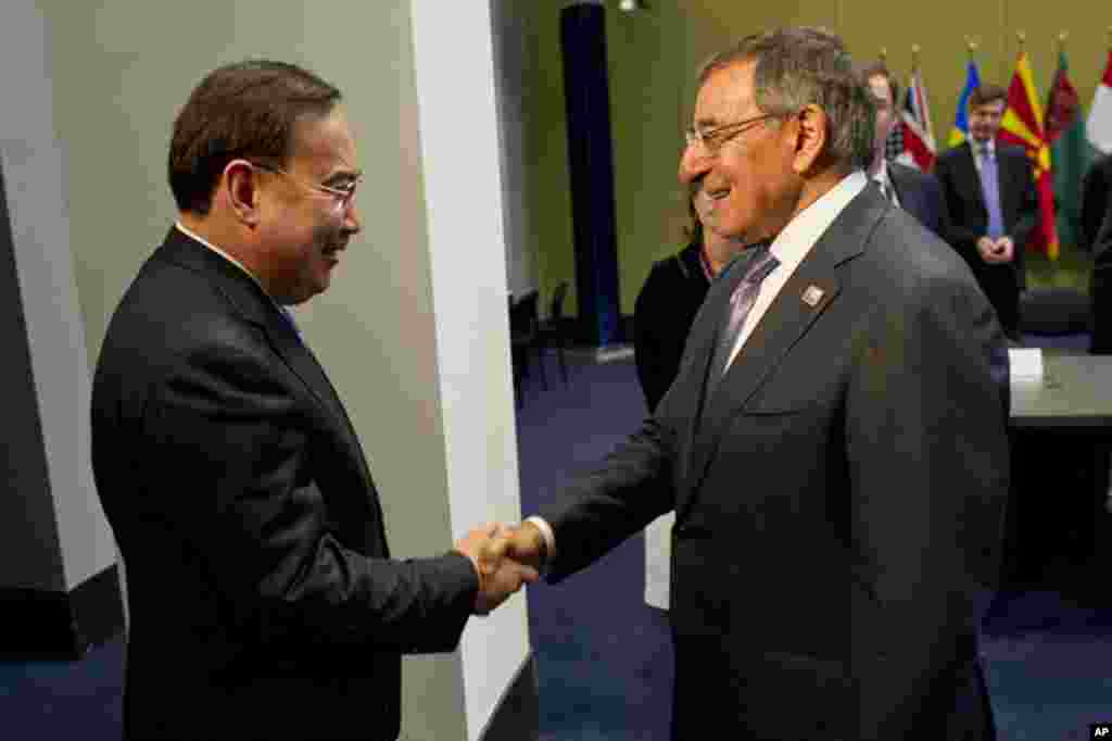 AQSh Mudofaa vaziri Leon Panetta Qozog'iston Tashqi ishlar vaziri Yerjan Kazixanov bilan