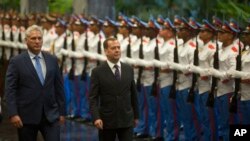 El presidente cubano Miguel Díaz-Canel, izquierda, y el primer ministro ruso Dmitri Medvedev, caminan junto a la guardia de honor tras la llegada del segundo a La Habana, Cuba, el jueves.
