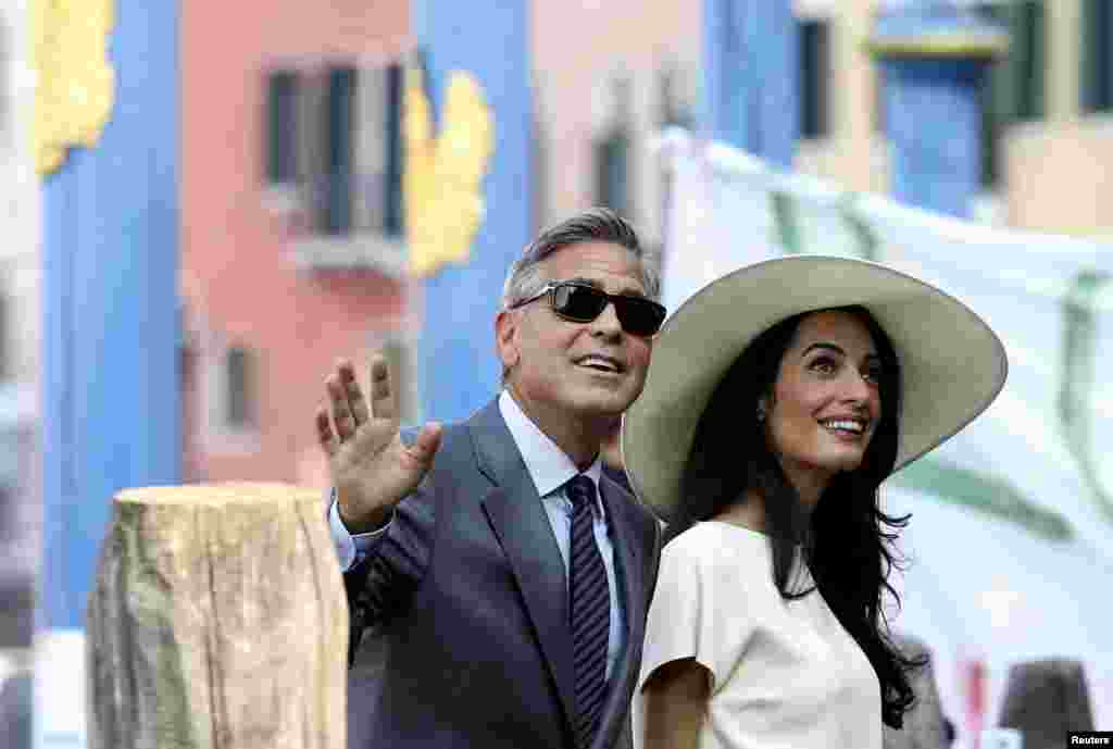 Aktyor Corc Kluni və xanımı Amal Alamuddin nikahlarını rəsmiləşdirmək üçün Venesiya şəhər idarəsindəki mərasimə gəlirlər. 29 sentyabr, 2014.