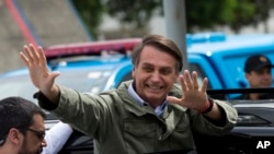 ທ່ານ ເຈ​ຣ໌ ໂບ​ລ​ໂຊ​ນາ​ໂຣ (Jair Bolsonaro) ສະ​ມາ​ຊິກ​ລັດ​ຖະ​ສະ​ພາ​​ຂວາ​ຈັດໄດ້​ຮັບ​ໄຊ​ຊະ​ນະ​ໃນການ​ເລືອກ​ຕັ້ງ​ປະ​ທາ
​ນາ​ທິ​ບໍ​ດີ​ຂອງ​ບ​ຣາ​ຊິນ, ໂບກ​ມື​ໃສ່​ພວກ​ສະ​ໜັບ​ສະ​ໜູນ ທ່ານ​ພາຍ​ຫລັງ​ທີ່ ມີ​ການ​ປ່ອນ​ບັດ​ເລືອກ​ຕັ້ງ​ປະ​ທາ​ນາ​ທິ​ບໍ​ດີ ທີ່​ນະ​ຄອນ Rio de Janeiro ຂອງ​ບ​ຣາ​ຊີ​ລ ໃນ​ວັນ​ທີ 28 ຕຸ​ລາ, 2018. 