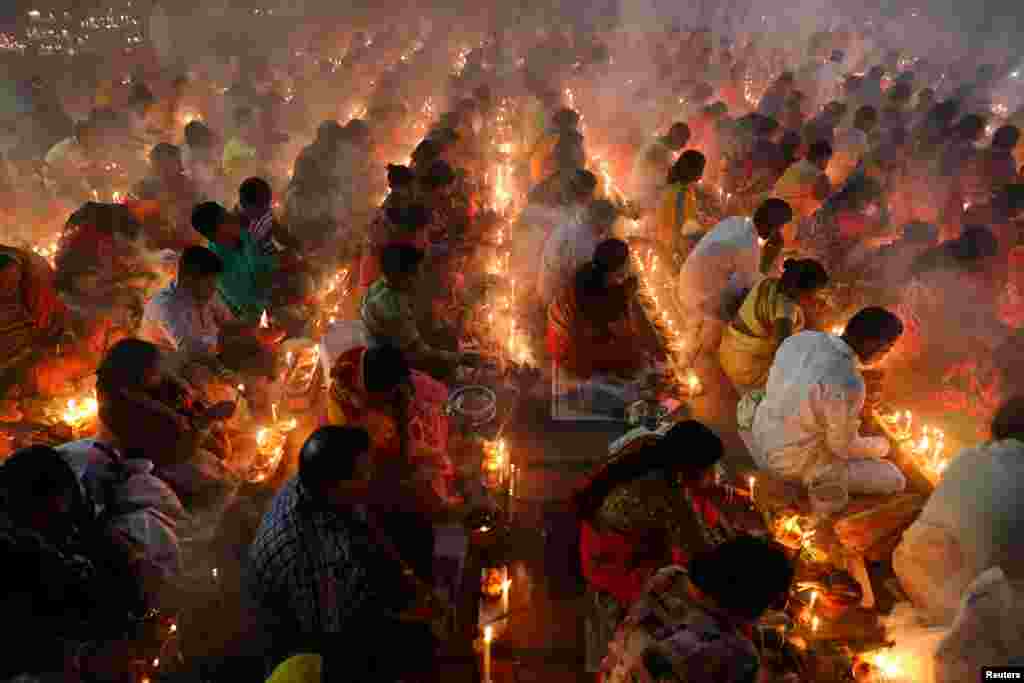 សាសនិក​ហិណ្ឌូ​សង្កេត​មើល Rakher Upabash នៅ​ខាងមុខ​ព្រះវិហារ Shri Shri Lokenath Brahmachari Ashram ក្បែរទីក្រុង​ Dhaka ប្រទេស​បង់ក្លាដែស។