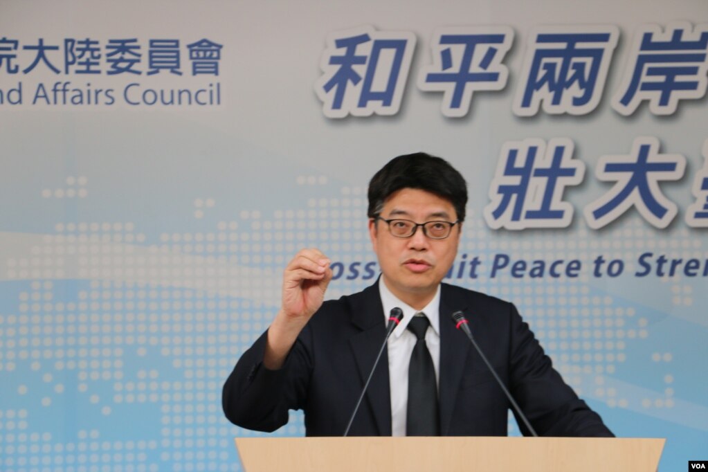 台湾陆委会副主委兼发言人邱垂正在4月19日的记者会上。 （美国之音杨明拍摄）(photo:VOA)