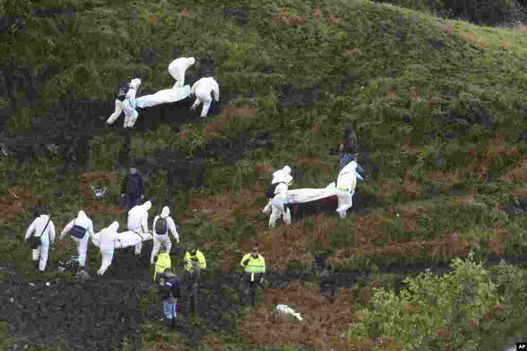Rescue workers carry the bodies of victims of an airplane that crashed in La Union, a mountainous area outside Medellin, Colombia, Nov. 29, 2016. The plane was carrying the Brazilian first division soccer club Chapecoense team that was on it&#39;s way for a Copa Sudamericana final match against Colombia&#39;s Atletico Nacional.&nbsp;