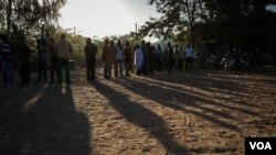 Voters wait in line ahead of voting station in the early hours of Sunday November 29th, in Ouagadougou, Burkina Faso. The population is voting to elect their next president and parliament. (VOA/Emilie Iob)