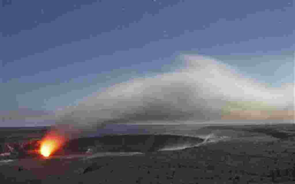 El 21 de abril 2008 el humo y la ceniza se vertían desde el cráter principal del volcán Kilauea, Hawai. Kilauea es el más joven de los cinco volcanes bajo el agua que entró en erupción hace 300.000 a 600.000 años. Entre hace 50.000 y 100.000 años, Kilauea