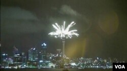 新西蘭是全球進入 2015 年的第一批國家之一，奧克蘭地標 “ 天空塔 ” 巨鐘倒計時迎接新年。 舉行大型焰火表演。（視頻截圖）