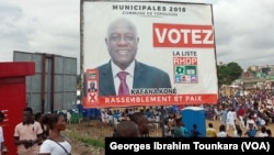 Une affiche électorale à Abidjan, en Côte d'Ivoire, le 30 septembre 2018. (VOA/Georges Ibrahim Tounkara)
