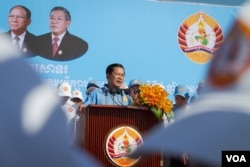 រូបឯកសារ៖ លោក​ ហ៊ុន សែន ប្រធានគណបក្ស​កាន់​អំណាច ​ថ្លែង​ទៅ​កាន់​អ្នក​គាំទ្រ ​ដែល​ប្រមូលផ្តុំ​នៅ​ឯ​ផ្លូវ​មួយកន្លែង​ក្នុង​រាជធានី​ភ្នំពេញ​ មុន​ពេល​ហែក្បួន​ឃោសនា​បោះឆ្នោត​ឃុំ-សង្កាត់​ថ្ងៃ​ចុង​ក្រោយ​ ​នា​ថ្ងៃទី​០២ ខែ​មិថុនា​ ឆ្នាំ​២០១៧។​ ​(នៅ វណ្ណារិន/វីអូអេ)