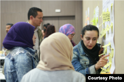 Para peserta berdiskusi mengenai kewirausahaan dan peluang bisnis di Medenine, Tunisia, dalam sebuah lokakarya tiga hari yang diorganisir Cogite CoWorking Project (21/2).