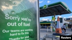 SPBU milik BP di London selatan, Inggris, 27 September 2021 terlihat sedang kehabisan bahan bakar. (Foto: REUTERS/Toby Melville)