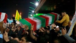 Decenas de personas portan los restos mortales del general Soleimani (Foto: AP)