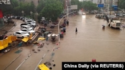 河南郑州市暴雨后洪水泛滥的街道 （2021年7月20日）