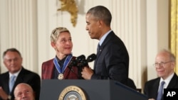 Prezident Obama Azadlıq medalının təqdim edildiyi komediya ustası Ellen DeGeneresi təbrik edir