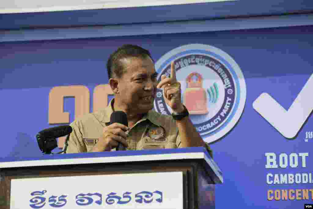 លោកខឹមវាសនាកំពុងថ្លែងទៅកាន់អ្នកគាំទ្ររបស់ខ្លួនក្នុងកំឡុងព្រឹត្តការណ៍បើកក្បួនដង្ហែឃោសនារកសំឡេងឆ្នោតនាថ្ងៃចុងក្រោយរបស់គណបក្សខ្លួននាព្រឹកថ្ងៃទី២៧ កក្កដា ២០១៨នៅលើកំណាត់ផ្លូវតេជោហ៊ុនសែន។(គី ម៉េងលី/VOA)
