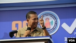 LDP leader Kem Veasna speaks to a crowd of supporters on the last day of election campaign, Phnom Penh, Cambodia, July 27, 2018. (Ky Mengly/ VOA Khmer)