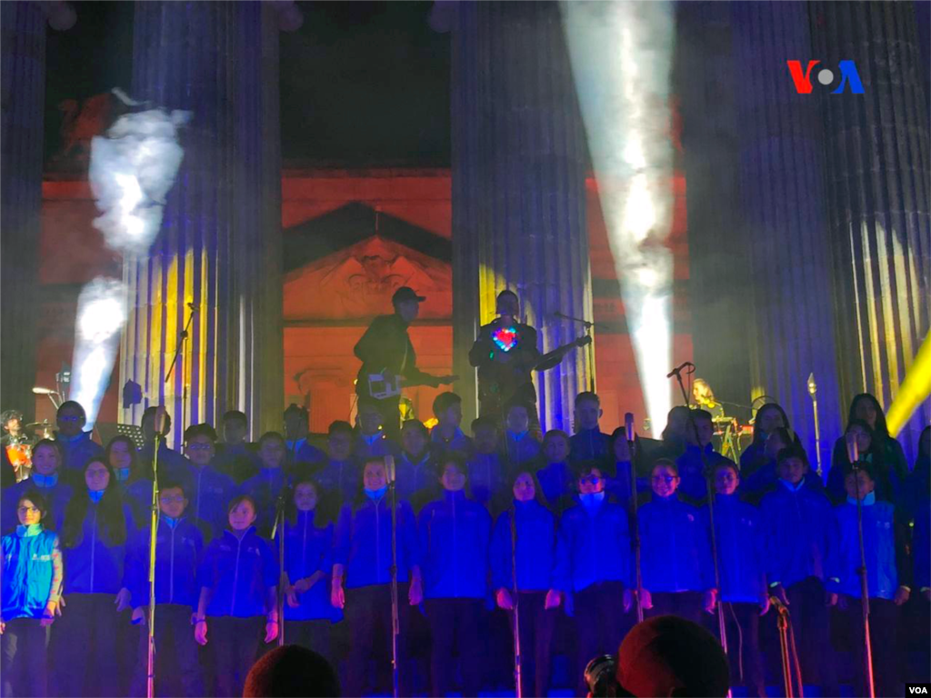 También participaron artistas, bailarines, actores y bandas que realizaron espectáculos de danza y música, en torno a la temática; incluso, se hicieron presentes mujeres que han sufrido del flagelo del maltrato y la violencia, y líderes locales que trabajan por sacar el tema adelante. Foto: Karen Sánchez, VOA.