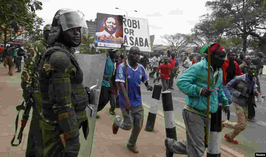 Supporters of Kenya's opposition Coalition for Reforms and Democracy run along the streets before their "Saba Saba Day" rally demanding dialogue with the government, at the Uhuru park grounds in Nairobi, July 7, 2014.