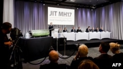 Une partie de la fusée BUK-TELAR qui a été tirée sur le vol MH17 exposée lors de la conférence de l'équipe commune d'enquête (JIT), à Bunnik, Pays-Bas, le 24 mai 2018.